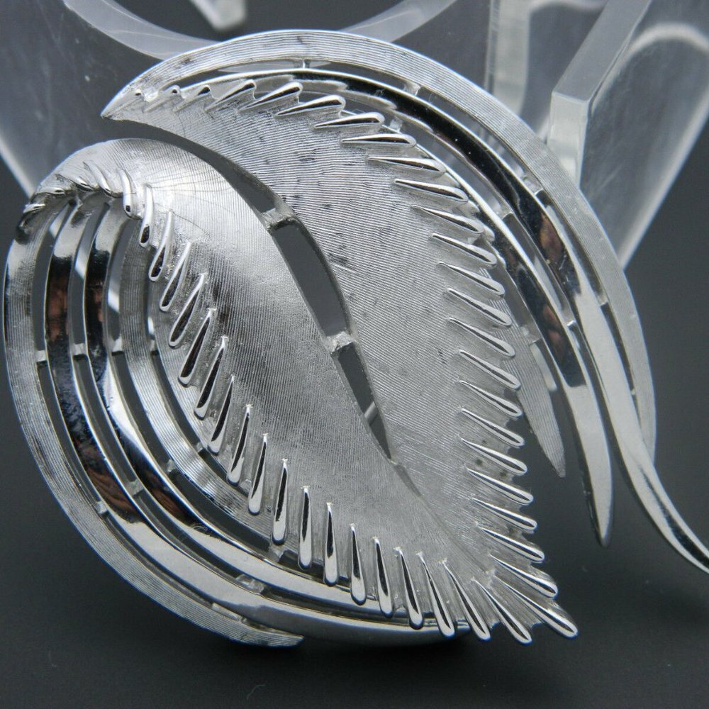 Crown TRIFARI Abstract Silver Tone Feather Pin - Picture 2 of 5